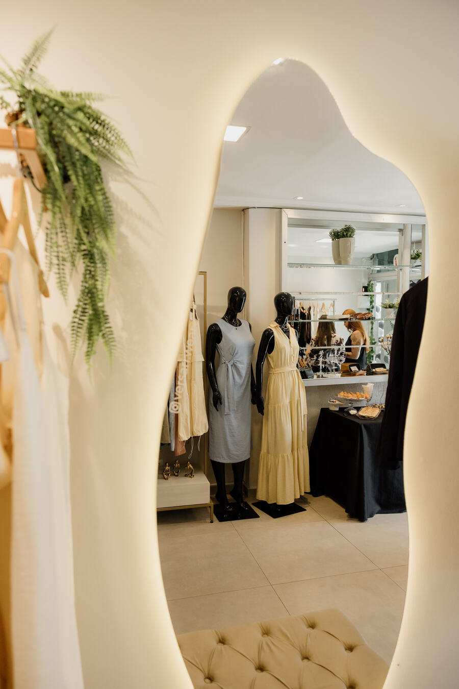 Interior da boutique Versari — espelho iluminado