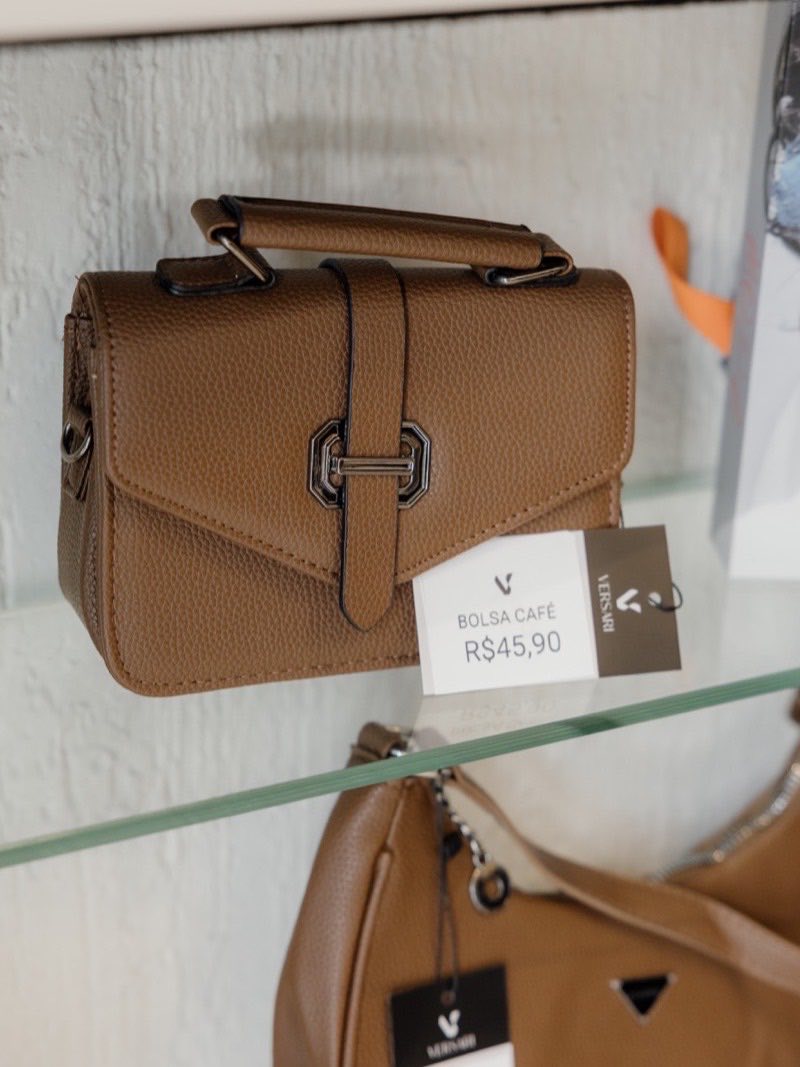 Bolsa estruturada em couro sintético cor café, com alça de mão