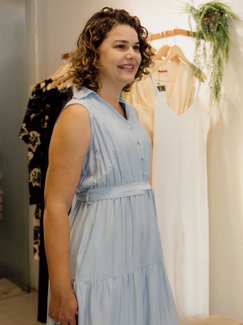 Vestido chemise midi azul claro, com cinto de amarrar e saia em camadas