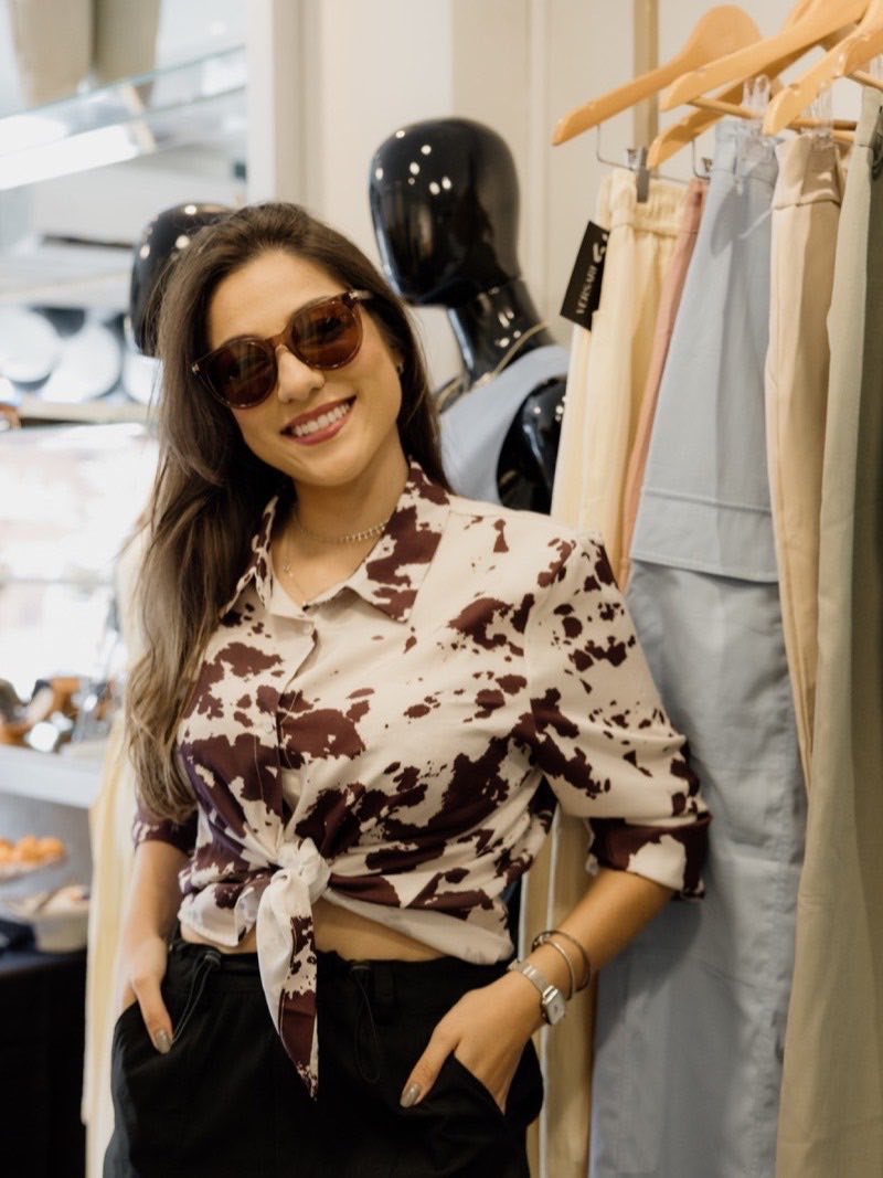 Camisa de manga longa com estampa marrom e branca, amarrada na cintura